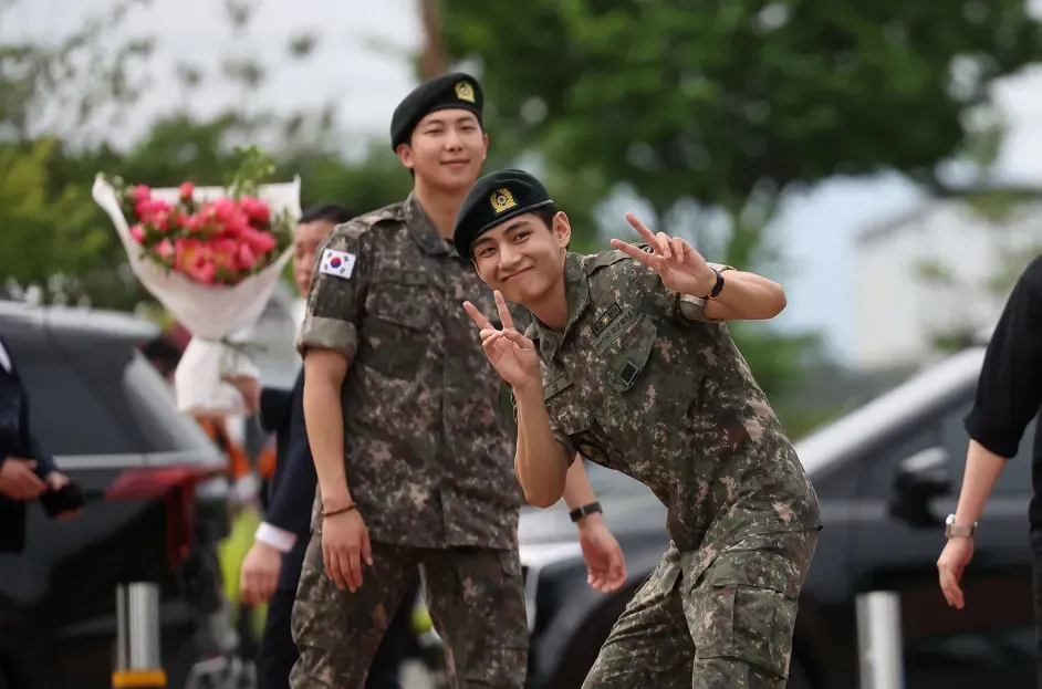 방탄소년단 RM·뷔, 군 복무 마치고 전역