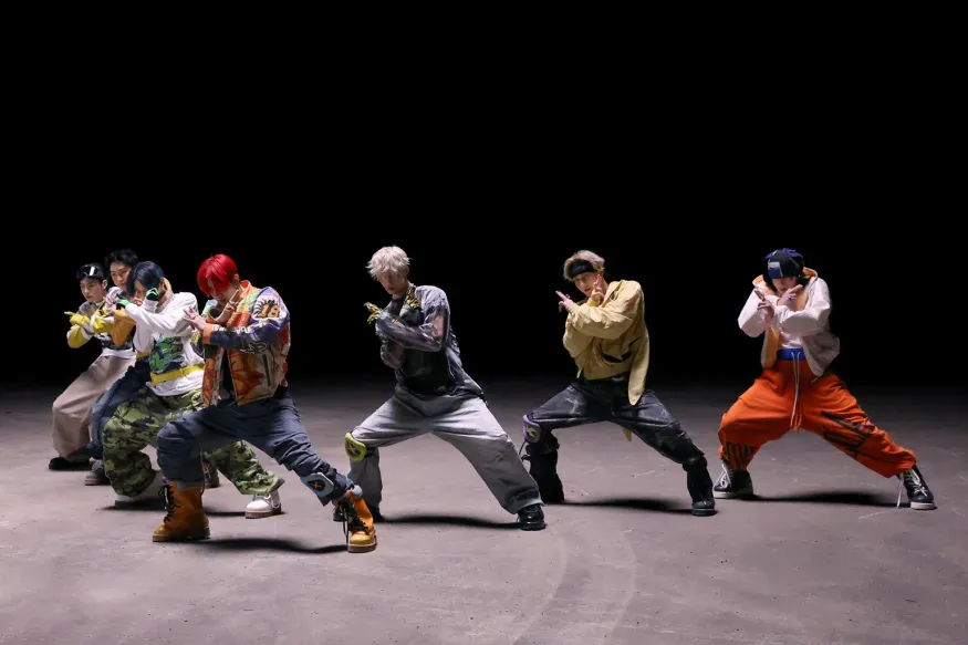 엔하이픈, 'Outside' 뮤직비디오 비하인드 공개… 슈퍼히어로로 변신한 일곱 소년들