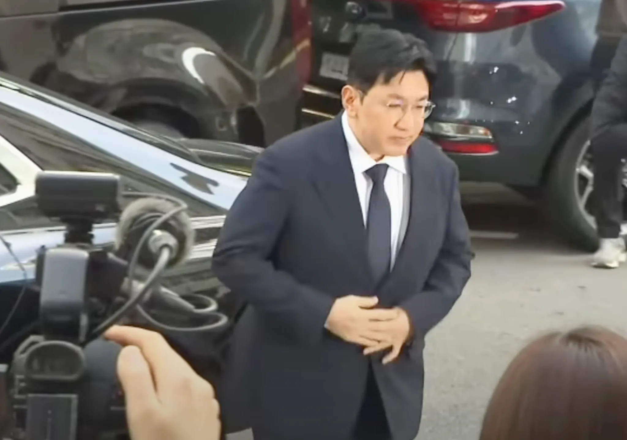 방시혁 의장, 처음으로 경찰 포토라인에 서다