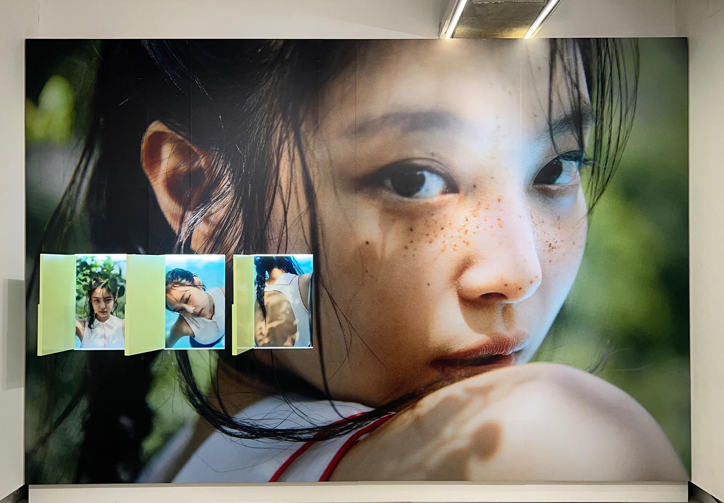 25살 제니, 가장 솔직한 순간을 담은 첫 사진전 ‘J2NNI5’ 개막